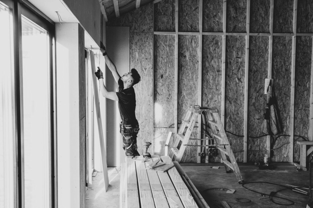 Tømrer eller snedker i Roskilde – hvem skal du egentlig ringe til?